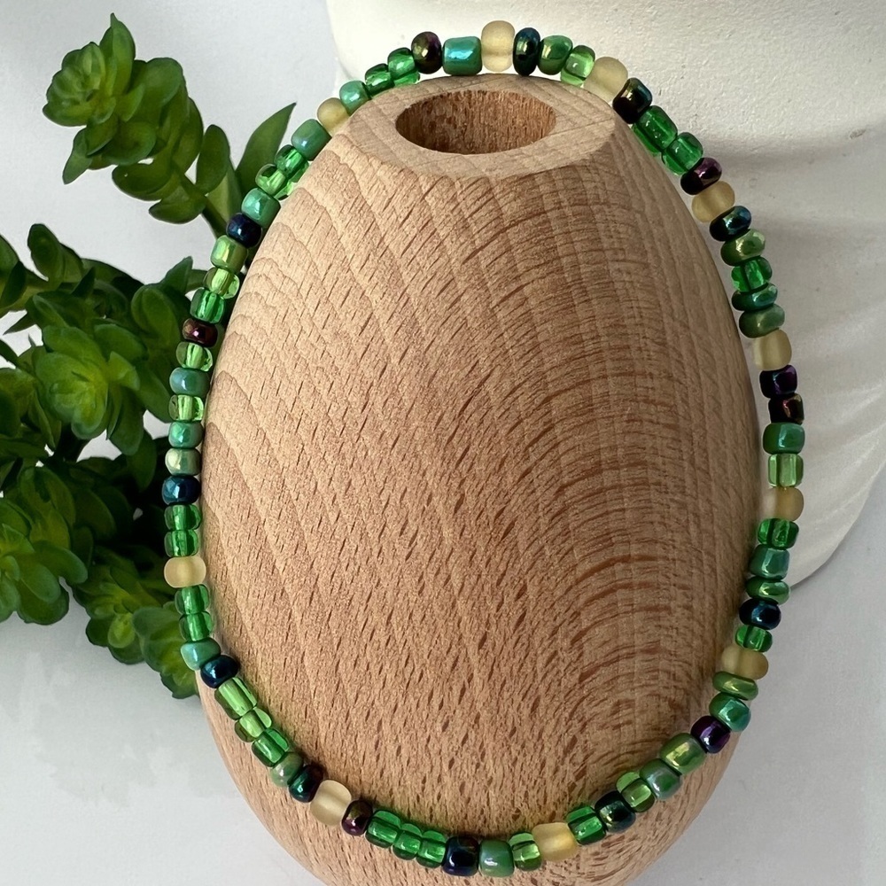 STRETCH Beaded Anklet in Green - Picture 12 of 12